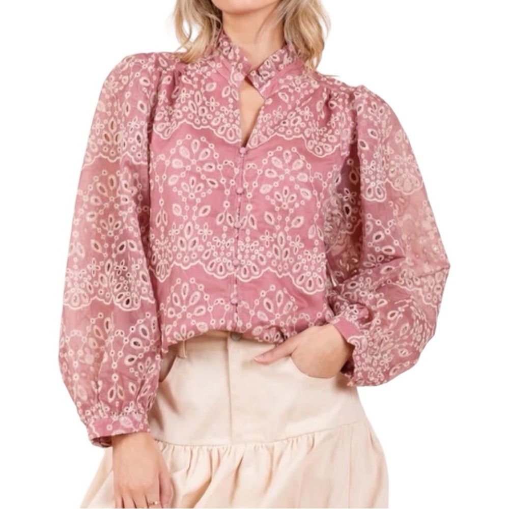 NWT Mauve Floral Eyelet Lined Top with Puff Sleeves and Button Detailing